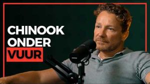 Hoe is het om met een Chinook laag, zwaar beladen en onder operationele druk een missiegebied binnen te vliegen?

In deze aflevering spreken we met Maarten Vissers, voormalig Chinook-vlieger bij de Koninklijke Luchtmacht en auteur van het boek Missie Chinook.

Maarten groeide op in New York, Italië en Tanzania, met een vader die geloofde in praten, vrede en diplomatie. Zelf koos hij juist voor Defensie. Eerst droomde hij van F-16’s, commando’s of mariniers, maar uiteindelijk vond hij zijn plek in de Chinook: een bakbeest van een helikopter waarin teamwerk, vertrouwen en precisie letterlijk van levensbelang zijn.

We praten over zijn opleiding tot vlieger, de keuze voor helikopters, de samenwerking tussen vliegers, loadmasters, schutters, medics en grondtroepen, en de extreme eisen van vliegen in missiegebied.

Maarten vloog meerdere missies in onder andere Albanië, Eritrea, Bosnië, Irak en Afghanistan. Hij vertelt over nachtvluchten, brown-out-landingen in stof, medevacs, operaties met special forces en mariniers, vliegen met minimale zichtbaarheid en het afzetten van eenheden op plekken waar het in één keer goed moest gaan.

Maar dit gesprek gaat niet alleen over vliegen.

Het gaat ook over vertrouwen tussen luchtmacht en grondtroepen, de druk op een eenheid die jarenlang vrijwel continu op uitzending was, de prijs van operationele inzet, bureaucratie, familie, mentale belasting en de vraag wat oorlog uiteindelijk met je doet.

Een aflevering over Chinooks, Irak, Afghanistan, special forces, mariniers, luchtmacht, missie-ervaring, teamwerk, verantwoordelijkheid en presteren onder maximale druk.

Help jezelf en help ons!! Win/Win voor rammers:
- Bestel o.a. eiwitrepen en shakes bij https://upfront.nl/ met 10% korting Upfront kortingscode: Scherpschutters10
- Eigen podcast starten? Neem contact op met: https://www.devideofabriek.nl/

Meer informatie over Scherpschutters:
- Steun Scherpschutters met donatie: https://petjeaf.com/scherpschutters
- Bestel een premium t-shirt van Scherpschutters: https://www.scherpschutters.online/shop
- Training presteren onder druk: https://www.scherpschutters.online/
- Of mail ons: info@scherpschutters.online
- Overzicht van alle links: https://linktr.ee/scherpschutters

Wil je ook zo'n eigen coin laten maken? Met code Scherpschutters10 krijg je 10% korting: https://coindesign.nl

Chapters
00:00 - Intro
01:42 - Wie is Maarten Vissers?
05:58 - Opgroeien over de hele wereld
13:33 - Keuze voor de luchtmacht
21:49 - Leven in de Chinook
35:23 - Van opleiding naar operatie
41:53 - Acht missies in vogelvlucht
55:38 - OEF: diep in de woestijn
01:07:11 - Samenwerking met grondtroepen
01:25:49 - Waarom hij het pak uitdeed
01:33:11 - Verwerking en terugblik