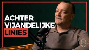 Wat doe je als je als militair geïsoleerd raakt achter vijandelijke linies? Hoe overleef je, hoe blijf je uit handen van de vijand en hoe zorg je dat je uiteindelijk wordt teruggehaald?

In deze aflevering spreken we met Rene Rombouts. De rode lijn in zijn loopbaan is SERE: Survival, Evasion, Resistance and Extraction. Oftewel: overleven, ontsnappen en ontwijken, weerstand bieden en uiteindelijk uit isolatie worden gehaald.

Rene begon zijn loopbaan bij het Korps Mariniers en hielp later mee om SERE binnen Defensie verder te ontwikkelen. In dit gesprek neemt hij ons mee in de wereld van militaire overlevingstechnieken, mentale weerbaarheid, stress, discipline en de realiteit van overleven onder extreme omstandigheden.

We praten over:
- overleven achter vijandelijke linies;
- SERE-training binnen Defensie;
- wat militairen leren als ze geïsoleerd raken;
- ontsnappen, ontwijken en weerstand bieden;
- mentale druk en besluitvorming in extreme situaties;
- lessen uit het Korps Mariniers die ook buiten Defensie waardevol zijn.

Een aflevering voor iedereen die geïnteresseerd is in Korps Mariniers, SERE, militaire training, survival, mentale weerbaarheid en presteren onder druk.

Help jezelf en help ons!! Win/Win voor rammers:
- Bestel o.a. eiwitrepen en shakes bij https://upfront.nl/ met 10% korting Upfront kortingscode: Scherpschutters10
- Eigen podcast starten? Neem contact op met: https://www.devideofabriek.nl/

Meer informatie over Scherpschutters:
- Steun Scherpschutters met donatie: https://petjeaf.com/scherpschutters
- Bestel een premium t-shirt van Scherpschutters: https://www.scherpschutters.online/shop
- Training presteren onder druk: https://www.scherpschutters.online/
- Of mail ons: info@scherpschutters.online
- Overzicht van alle links: https://linktr.ee/scherpschutters

Wil je ook zo'n eigen coin laten maken? Met code Scherpschutters10 krijg je 10% korting: https://coindesign.nl

Chapters
00:00 - Intro watertraining helikopter
01:00 - Welkom René Rombouts
05:59 - Wie is René
08:06 - Korps Mariniers en KVV
10:29 - Commandoopleiding als marinier
14:47 - Overstap naar de luchtmacht
18:22 - De SERE-school in 2000
34:51 - Van vredestijd naar combat survival
45:28 - René's eigen survival ervaring
01:01:13 - Combat fase en ondervraging
01:20:19 - Expertise opbouwen en leren van anderen
01:26:13 - Reintegratie en thuiskomen