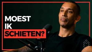 Wat gebeurt er met een politieman op het moment dat hij bijna moet schieten?

In deze aflevering spreken we met Alain Lagger: oud-politieman, spreker, facilitator en coach. Alain groeide op in Amsterdam Nieuw-West, tussen verschillende werelden: een multiculturele wijk, een witte gezinssituatie, een afwezige Surinaamse vader en een omgeving waarin hij al vroeg leerde kijken naar identiteit, gedrag en de verhalen achter mensen.

Op zijn veertiende werd Alain zelf aangehouden na het stelen van een bromfiets. Een nacht in de cel werd een keerpunt. Niet veel later kwam hij in contact met een Amsterdamse rechercheur die jongeren uit de criminaliteit probeerde te halen. Die ontmoeting veranderde zijn leven en bracht hem uiteindelijk bij de politie.

Maar het politiewerk liet diepe sporen achter.

Alain vertelt over heftige meldingen, geweld, racisme, werken op straat, slecht-nieuwsgesprekken, de rellen op het Mercatorplein en het moment waarop hij bijna moest schieten om zijn collega te beschermen.

Uiteindelijk legde hij zijn vuurwapen en politielegitimatie neer en koos hij een ander pad. Dat pad bracht hem naar Amerika, Costa Rica en Colombia, waar hij werkte met jongeren, politiemensen, communities en gedetineerden. Zijn werk draait nu om verbinding, trauma, menselijkheid en de vraag hoe we elkaar weer kunnen zien achter het uniform, de fout, de woede of het oordeel.

Een aflevering over politie, geweld, identiteit, PTSS, compassie en mens blijven in een wereld die steeds verder lijkt te verharden.

In dit gesprek hebben we het over:
- opgroeien tussen twee werelden;
- jong zijn in Amsterdam Nieuw-West;
- de weg van aangehouden worden naar politieagent worden;
- werken op straat als jonge politieman;
- racisme, identiteit en diversiteit binnen de politie;
- heftige meldingen en slecht-nieuwsgesprekken;
- het Mercatorplein en geweld tegen politie;
- angst, schaamte, PTSS en gebrek aan nazorg;
- het moment waarop Alain bijna moest schieten;
- waarom hij stopte bij de politie;
- werken met gevangenen in Colombia;
- verbinding als antwoord op verdeeldheid;
- waarom achter elke dader, agent en burger een verhaal zit;
- hoe politie en samenleving elkaar opnieuw kunnen leren zien.


Help jezelf en help ons!! Win/Win voor rammers:
- Bestel o.a. eiwitrepen en shakes bij https://upfront.nl/ met 10% korting Upfront kortingscode: Scherpschutters10
- Eigen podcast starten? Neem contact op met: https://www.devideofabriek.nl/

Meer informatie over Scherpschutters:
- Steun Scherpschutters met donatie: https://petjeaf.com/scherpschutters
- Bestel een premium t-shirt van Scherpschutters: https://www.scherpschutters.online/shop
- Training presteren onder druk: https://www.scherpschutters.online/
- Of mail ons: info@scherpschutters.online
- Overzicht van alle links: https://linktr.ee/scherpschutters


Wil je ook zo'n eigen coin laten maken? Met code Scherpschutters10 krijg je 10% korting: https://coindesign.nl

Chapters:
00:00 - Intro
01:39 - Van agent tot Colombia
09:24 - Jeugd in Osdorp
11:26 - Bruin kind, wit gezin
15:04 - Brommer en de cel
20:11 - Rob Raat
31:25 - Achter de balie
37:38 - Hakenkruis in de lift
41:55 - Eerste dode
48:46 - Het instrument
54:27 - Mercatorpleinrellen
1:05:57 - Geen nazorg
1:14:23 - De laatste melding
1:22:11 - Bedankt dat je niet schoot
1:41:41 - PTSS en heling
1:53:42 - Director of Happiness
2:07:13 - Verdeeldheid in Nederland
2:16:03 - Oorlog en vrede
2:22:03 - Afscheid